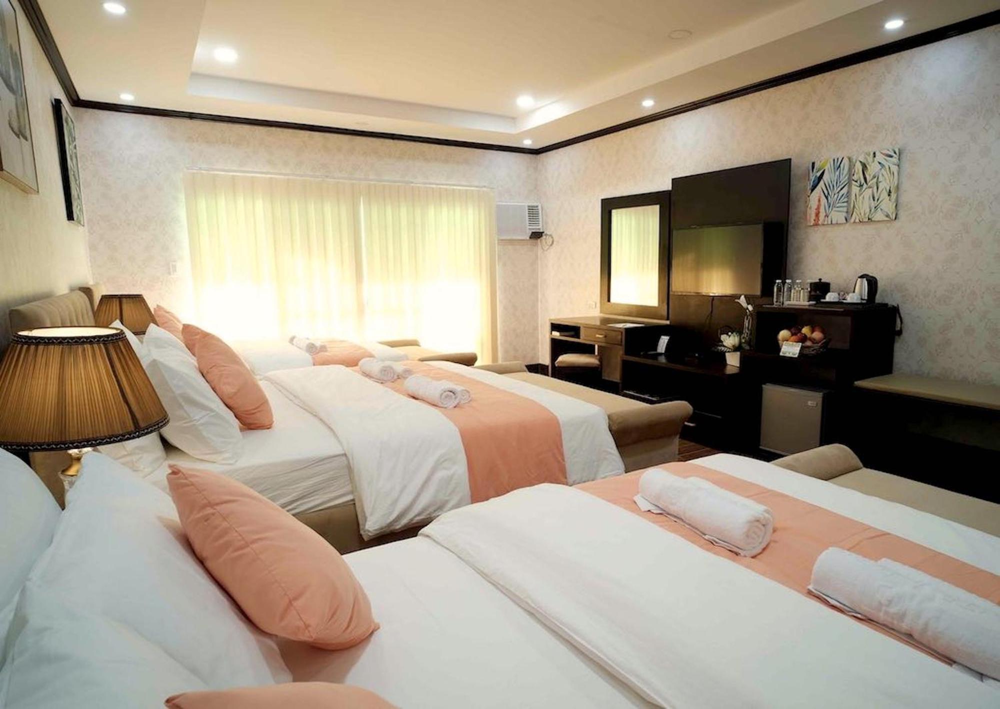 Luisita Central Park Hotel Tarlac City Room photo